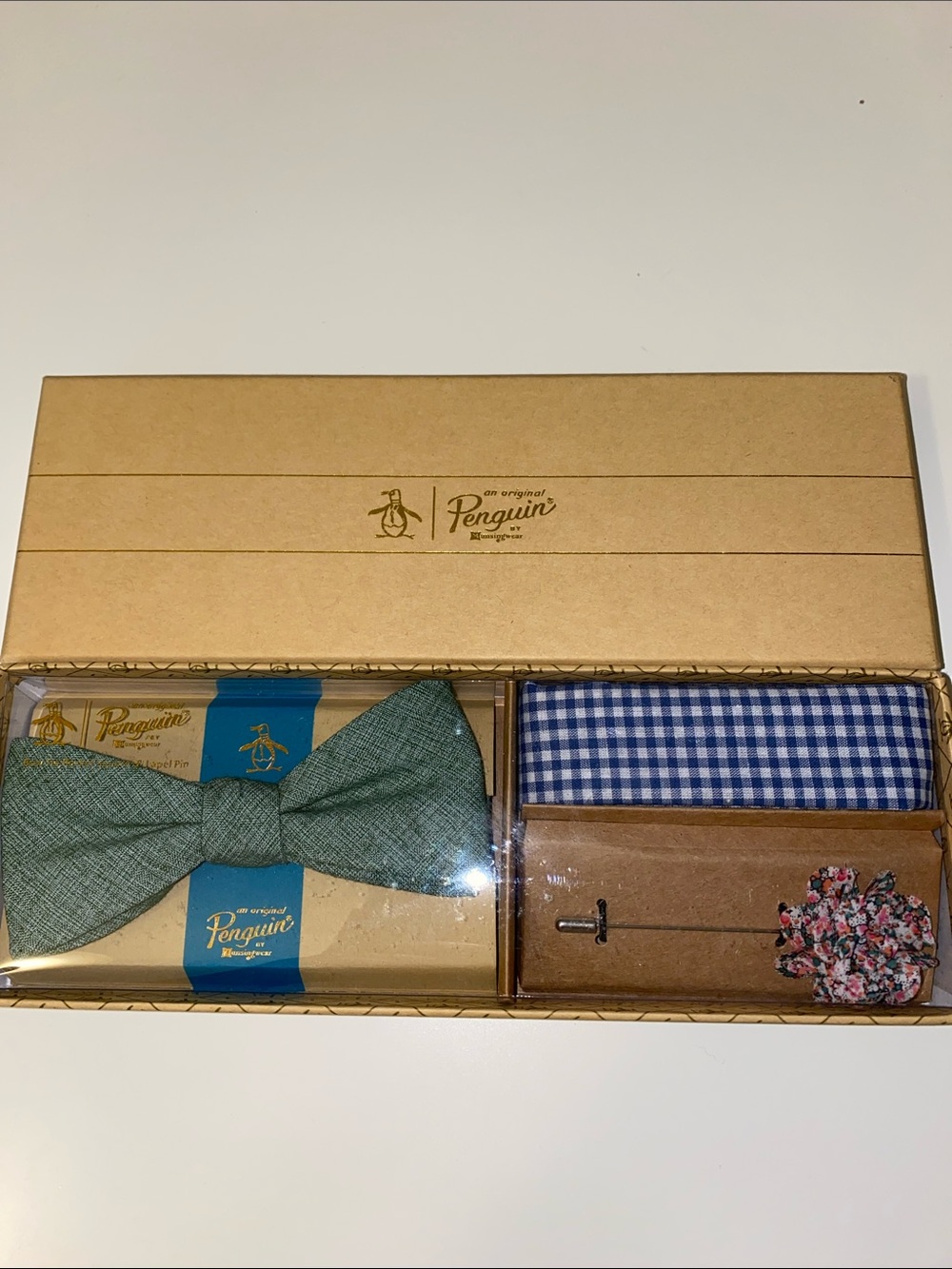Original Penguin by Munsingwear Bow Tie Pocket Square Lapen Pin Box Set